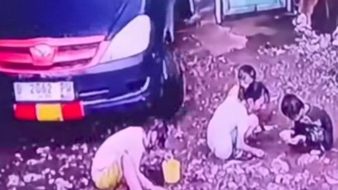Viral Mobil di Jatinegara Lindas Dua Anak yang Jongkok, Begini Kronologinya