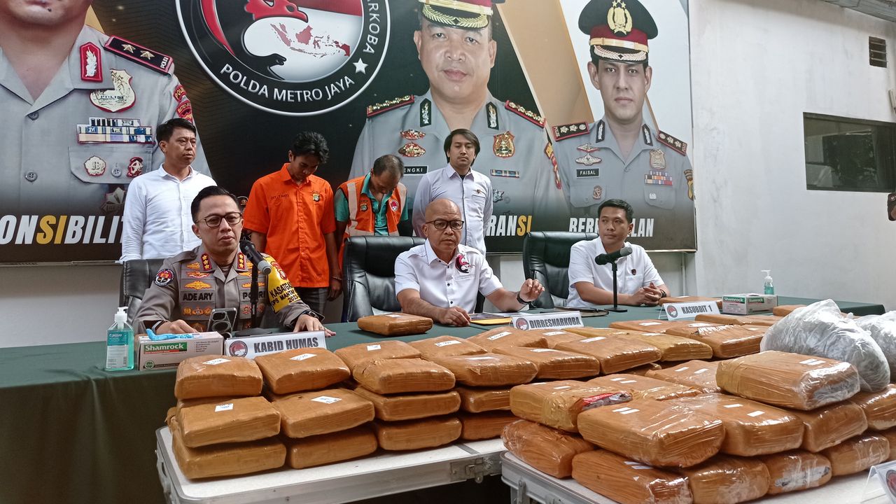 Polisi Tangkap Pelaku Narkoba yang Kemas 73,2 Kg Ganja dalam Ikan Asin di Depok