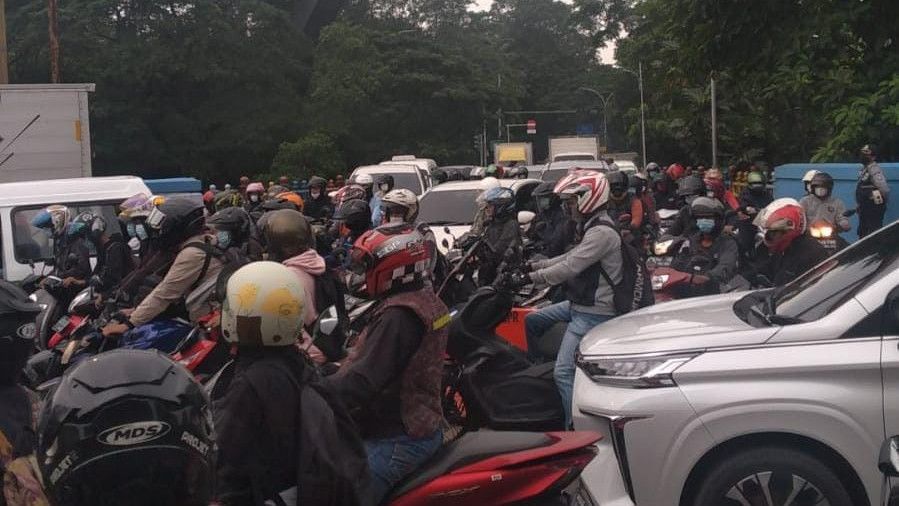 Jalan Daan Mogot Tangerang Terapkan One Way Bikin Macet, Warga: Ini Ide Gila!