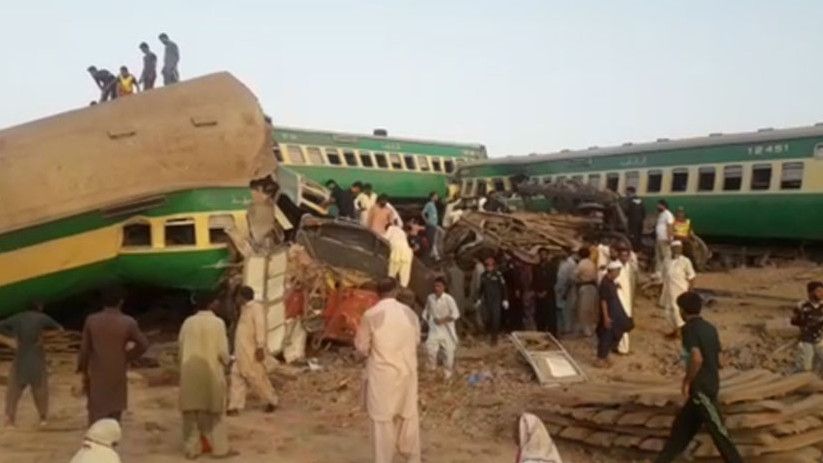 KA Anjlok Tersambar Kereta Lain di Pakistan, 36 Orang Tewas