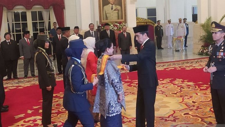 Presiden Jokowi Anugerahkan Tanda Kehormatan Kepada Iriana dan 17 Tokoh Lainnya