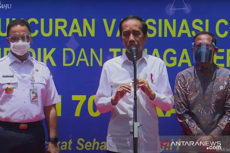 Jokowi Targetkan Vaksinasi COVID-19 untuk 5 Juta Guru Rampung Juni