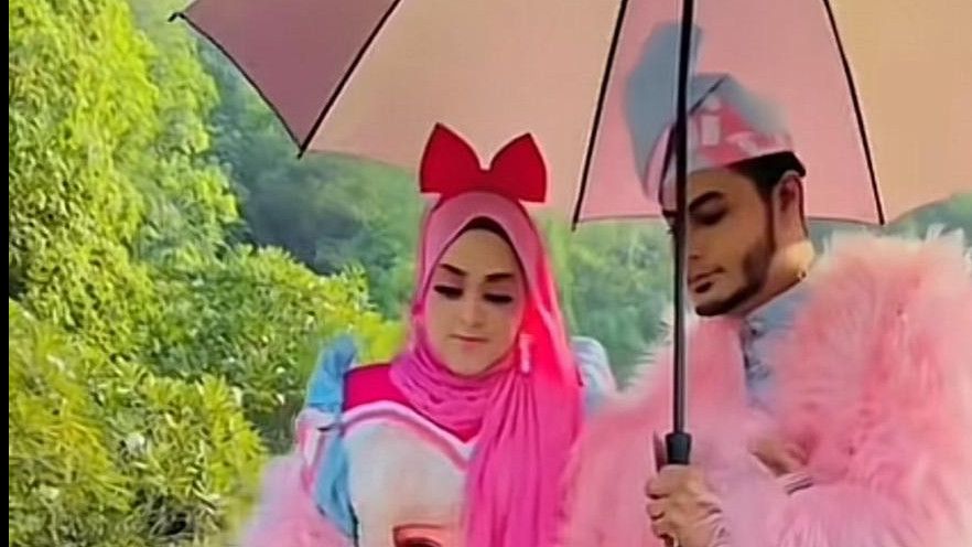 Viral Pasangan Asal Malaysia Lebaran Pakai Baju Tema Barbie