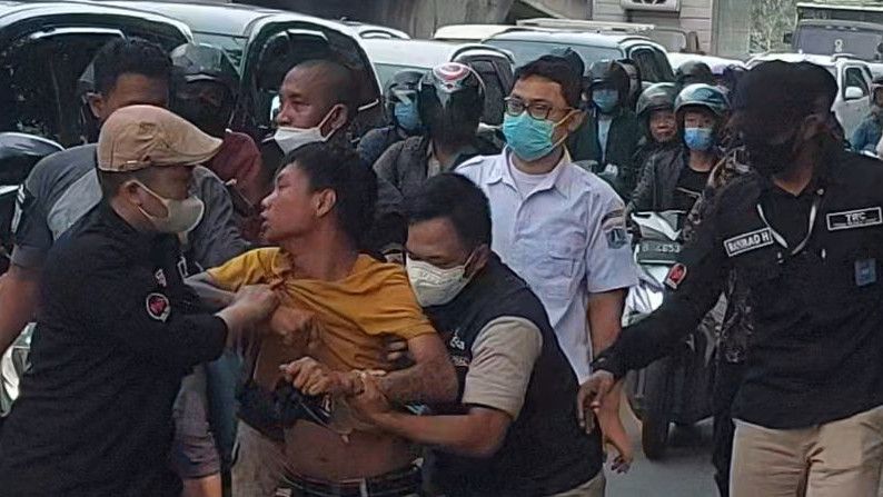 Momen Pengamen dan Pengemis Coba Kabur Naik Angkot Saat Razia Satpol PP di Duren Sawit