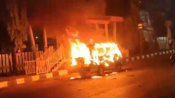 Demonstrasi di Makassar Rusuh, Mobil Angkot Terbakar, Polisi Disorot