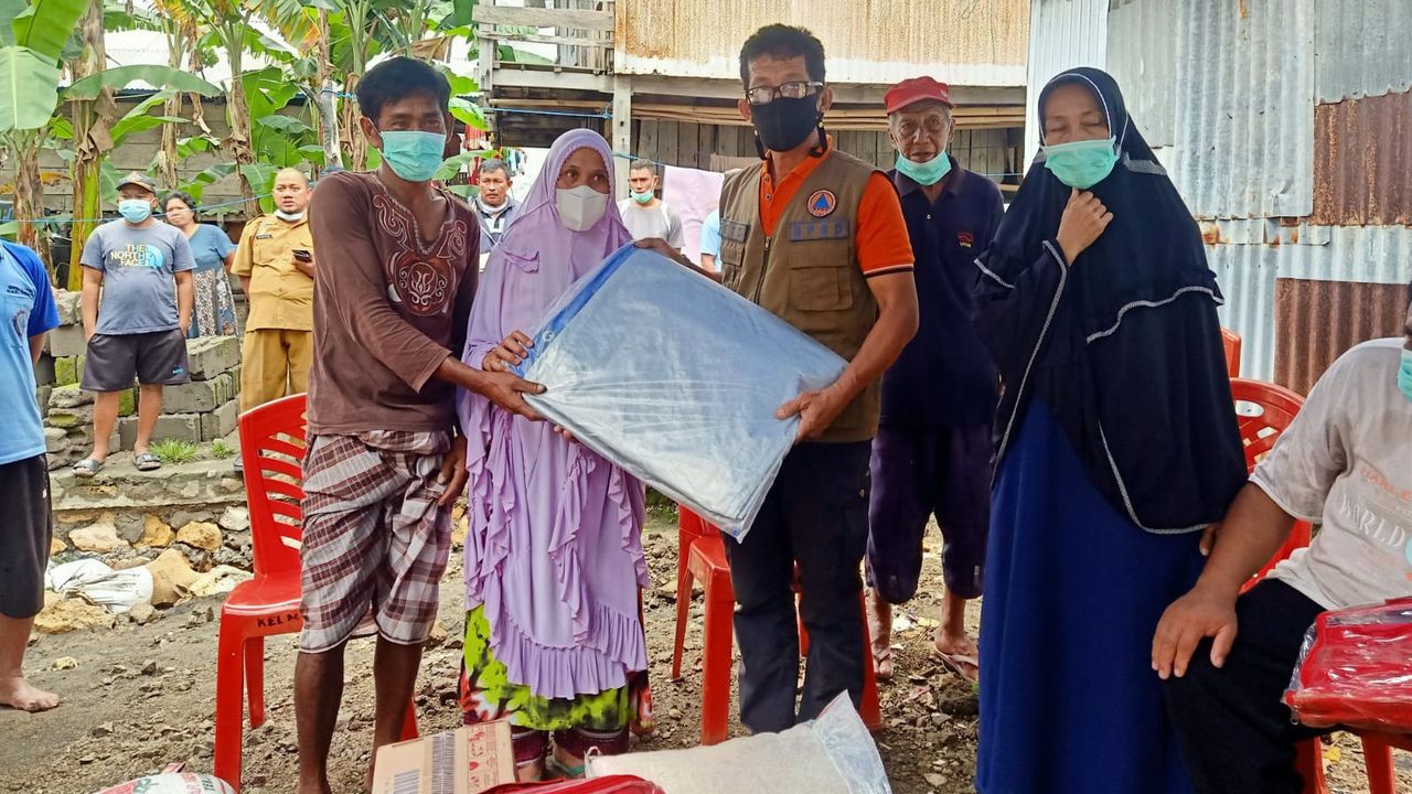 Banjir Barru Bikin Beberapa Rumah Hanyut, Plt Gubernur Sulsel Langsung Membantu