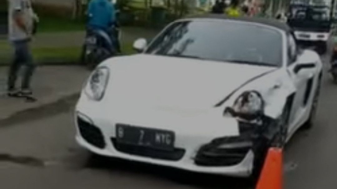Tabrak Pengendara Motor hingga Terluka, Mobil Porsche di Tangerang Penyok