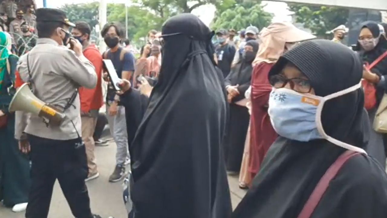 Polisi Ancam Bubarkan Massa Pendukung Rizieq Shihab, Denny Siregar: Tangkap Aja Pak!