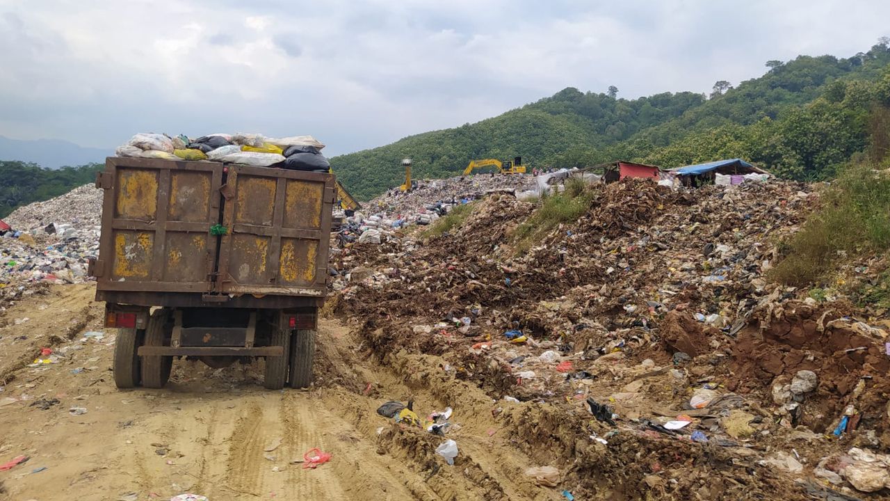 Buldoser Rusak, Truk Pengangkut Sampah dari Bandung Mengular hingga 2 Kilometer d TPA Sarimukti