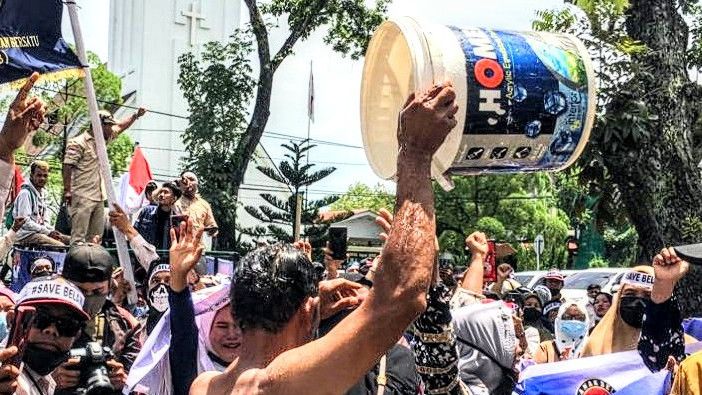 Protes Terkait Penanganan Banjir, Pendemo Ini Nekat Mandi di Depan Kantor Gubernur Edy Rahmayadi