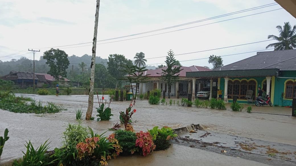 Penampakan Banjir Rendam Sejumlah Rumah di Kabupaten Nias