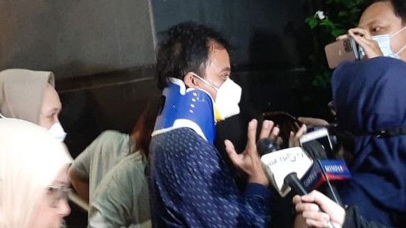 Tak Ditahan Usai Diperiksa 10 Jam, Roy Suryo Pakai Penyangga Leher Saat Keluar dari Polda Metro Jaya Tadi Malam