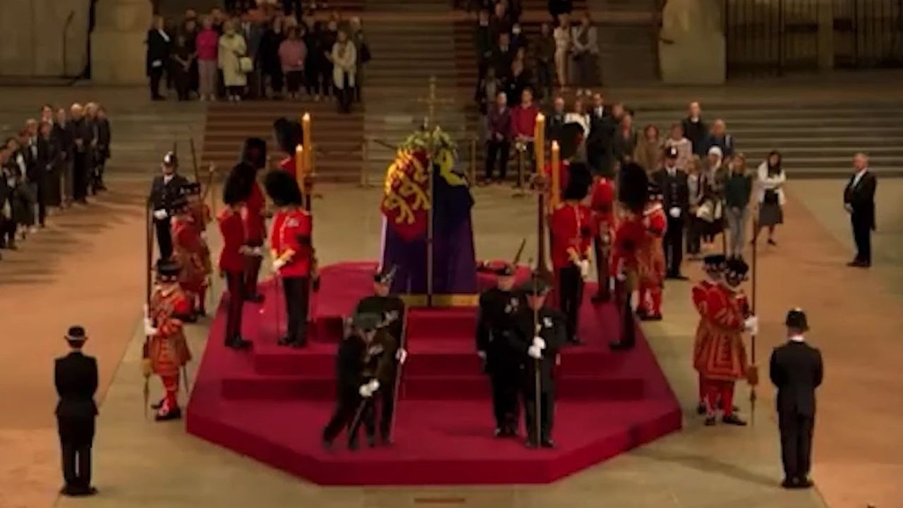 Momen Pengawal Peti Jenazah Ratu Elizabeth II Pingsan, Netizen Langsung Ikut Prihatin: Kasihan Dia
