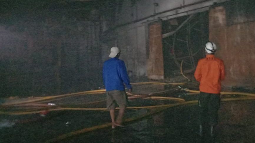 Kebakaran Pabrik Sandal di Jakut, 12 Orang Terluka