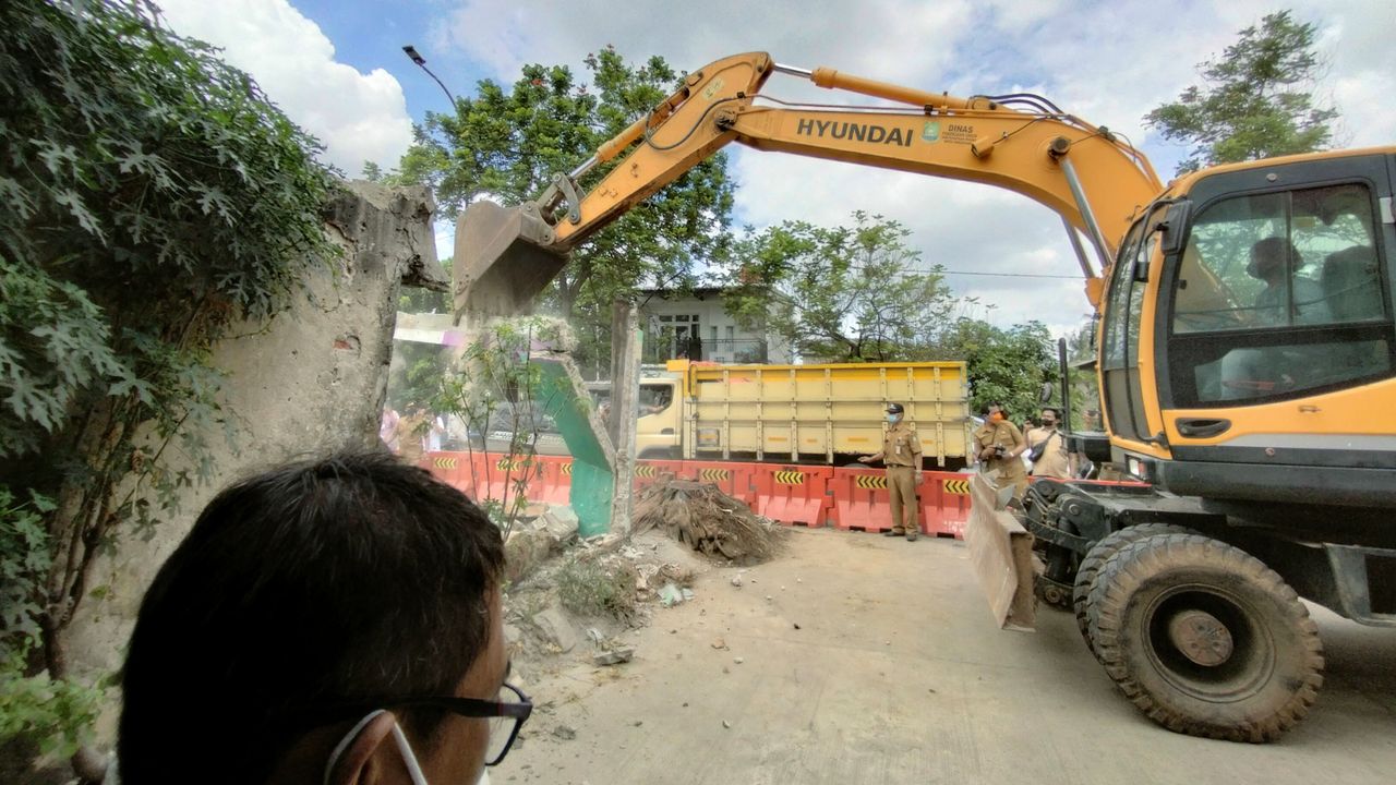 Viral Rumah Berdiri di Tengah Jalan Raya Batuceper, Akhirnya Digusur Pemkot Tangerang
