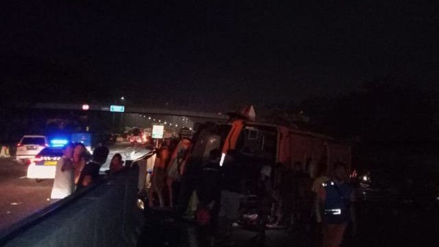 Diduga Sopir Mengantuk, Bus Tabrak Pembatas Jalan di Tol Kejapanan dan Tewaskan Tiga Penumpang