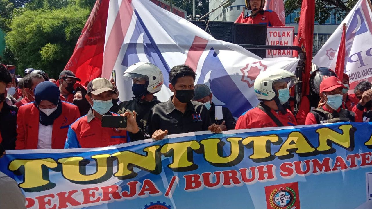 Minta UMK 2022 Dinaikkan 10 Persen, Puluhan Massa Buruh Geruduk Kantor Bobby Nasution