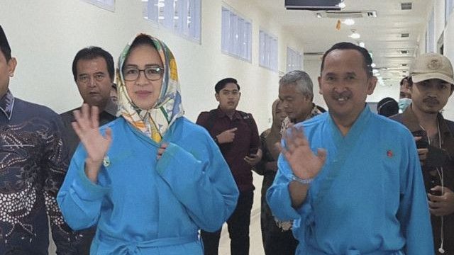 Jalani Pemeriksaan Kesehatan Jelang Pilkada, Airin-Ade Didampingi Kerabat dan Keluarga