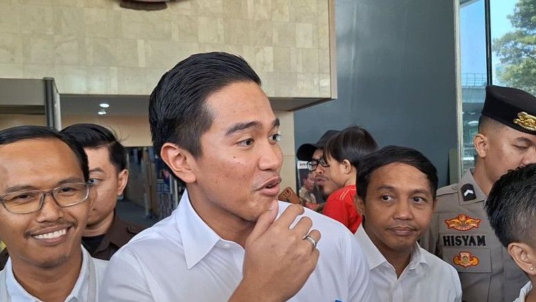 Jubir Sebut Kaesang-Erina Gudono Pulang dari AS Naik Pesawat Komersil