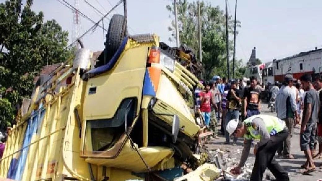 Truk Terpental hingga Senggol 2 Pemotor Usai Ditabrak KRL di Tangerang