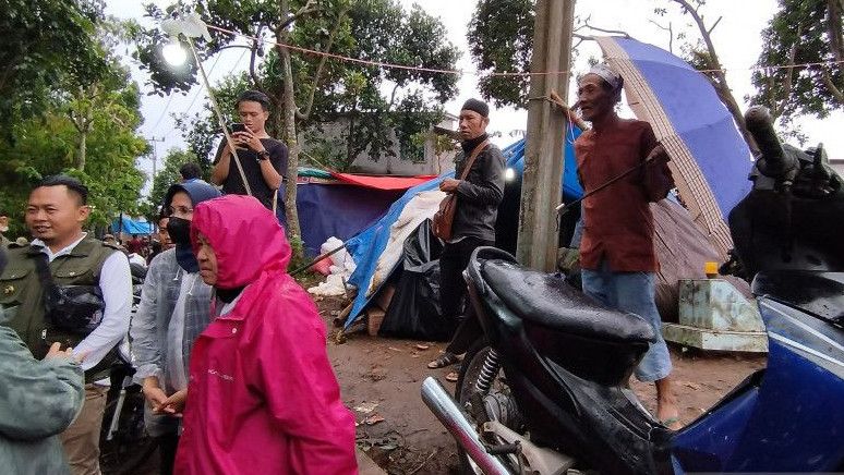 Kunjungi Lokasi Korban Gempa Saat Hujan, Mensos Risma Tolak Dipanyungi Pegungsi