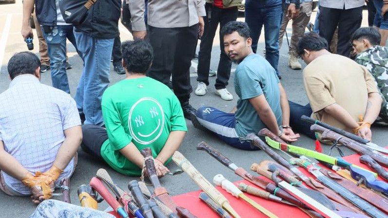 Polisi Gerebek Kampung Bahari Jakut: 34 Orang Ditangka dan Puluhan Sajam Disita