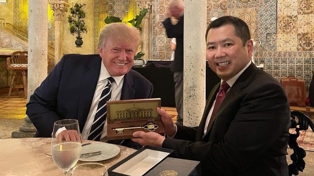 Momen Konglomerat Hary Tanoesoedibjo Makan Malam Bersama Presiden Mantan AS Donald Trump, Dapat Hadiah 'Kunci' Gedung Putih