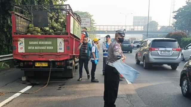 Truk Tronton di Tol Jatiasih Tak Sadar Seret Mobil Pembawa Gas hingga Tewaskan Sang Sopir