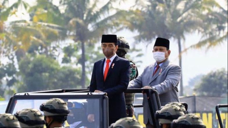 Aksi Jokowi dan Prabowo Berdiri Semobil Saat Upacara Penetapan Komcad, Netizen: Seandainya Mereka Sepasang