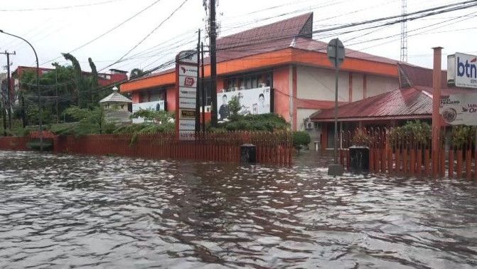 Makassar Hujan Seharian, Rumah Jabatan Gubernur hingga Kapolda Terendam Banjir