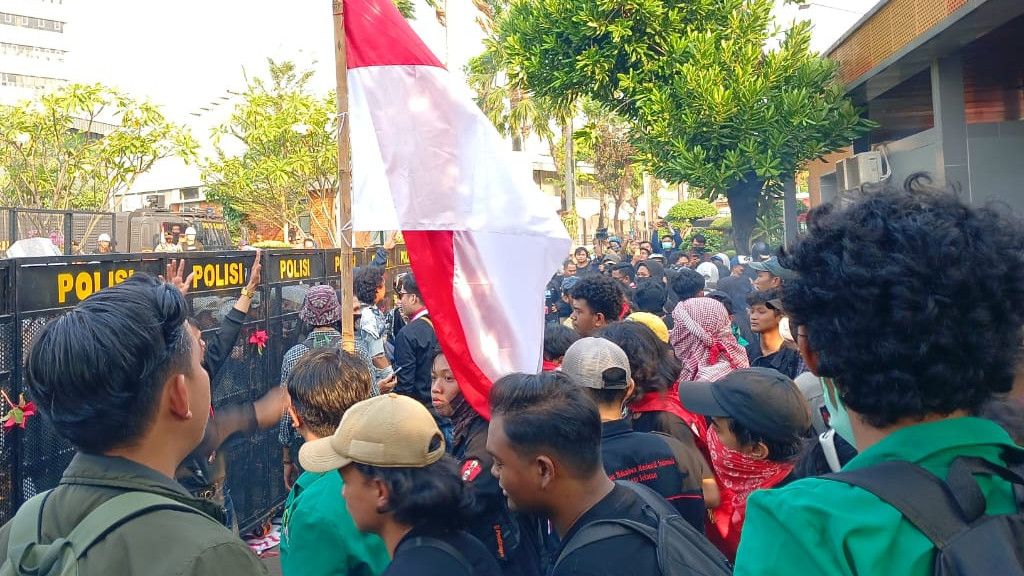 Demo Depan Gedung DPR Ricuh, Massa Lempar Batu Dibalas Tembakan Gas Air Mata