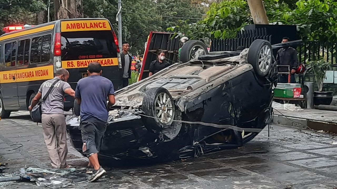 Kecelakaan Tunggal di Medan, Pengemudi Mobil Tewas Tertancap Pagar Pembatas Jalan