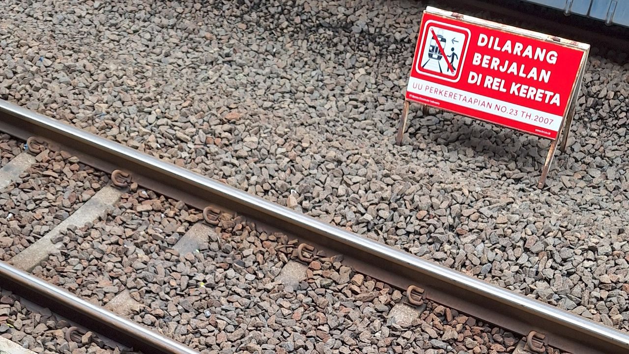 Viral Kereta di Jakbar Tabrak Truk Mogok, Lambaian Tangan Warga Tak Mempan