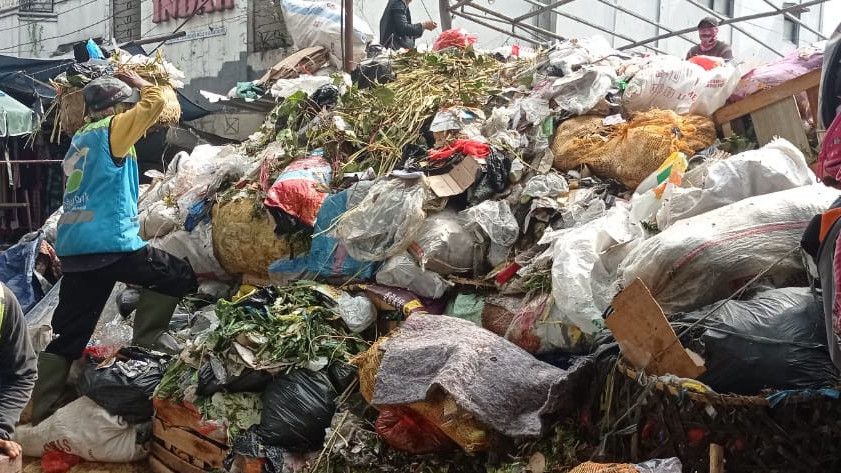 Bupati Zaki Ancam Pembakar Sampah di Tangerang