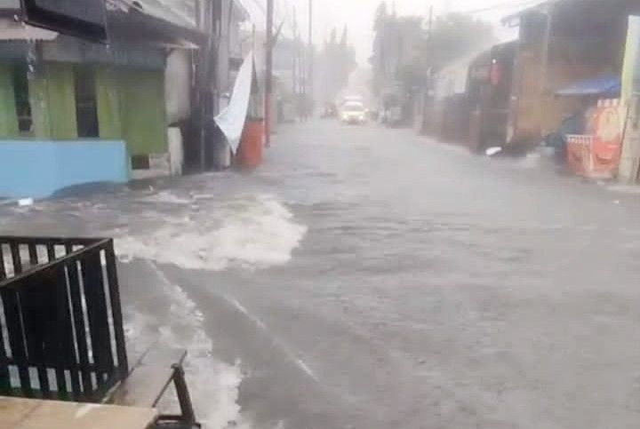 Hujan Deras, Wilayah Tangerang Terendam Banjir Hingga Seperut Orang Dewasa