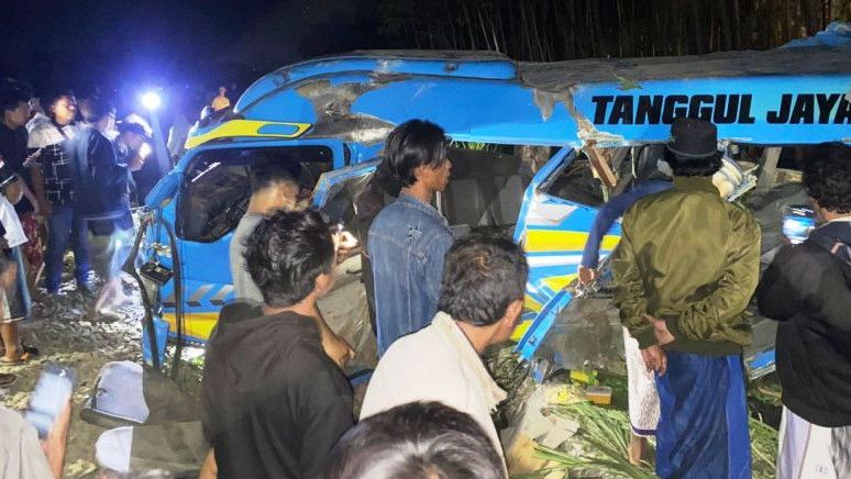 Mini Bus Tertabrak KA Probowangi di Lumajang, 11 Orang Meninggal
