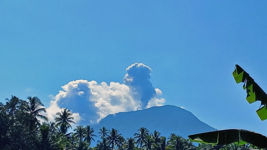 Penampakan Gunung Ibu di Halmahera Erupsi, Muntahan Kolom Abu Teramati Setinggi 800 Meter