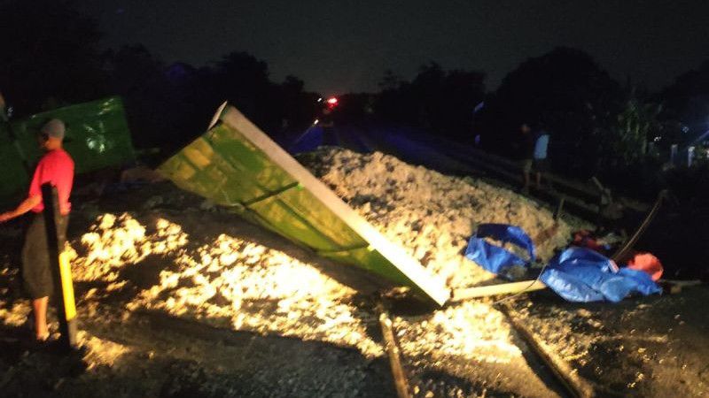 Momen Truk Muatan Ampas Tebu di Madiun Dilibas Kereta Gajayana Subuh Tadi