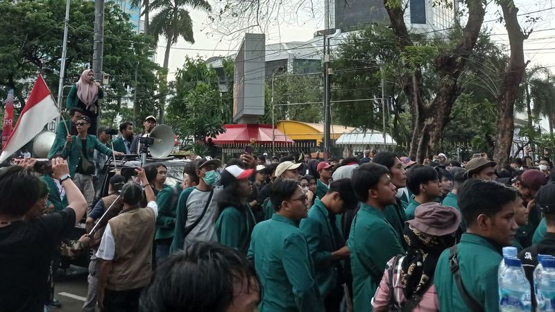 Tolak Kenaikan BBM, Mahasiswa BEM SI Kembali Turun Demo Di Patung Kuda ...