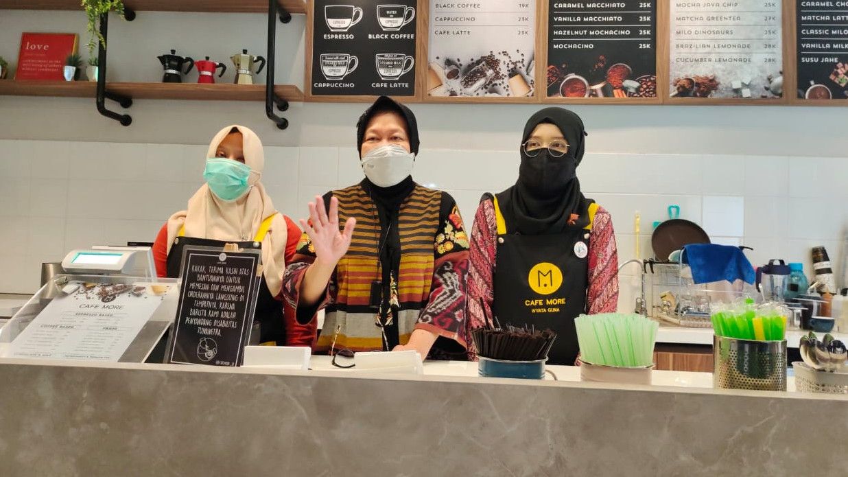 Momen Mensos Risma Cicip Kopi Buatan Barista Tuna Netra di Kafe More Bandung