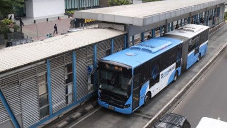 Bus Transjakarta Angkut 100 Persen Penumpang, Penanda Jarak di Bus dan Halte Dicopot Bertahap