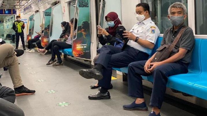 Viral! Dicuekin Penumpang Pas Naik MRT, Musni Umar Bela Anies: Sejak COVID-19 Tidak Boleh Ngobrol di MRT..