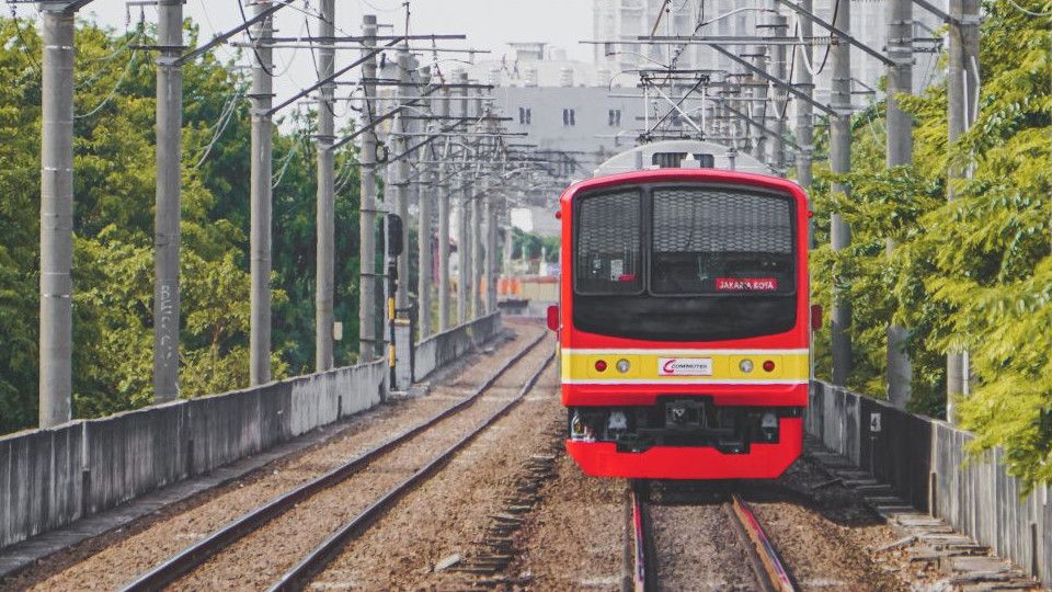 Aksi Kakek Sengaja Melompat ke KRL Commuter Line,  Langsung Tewas Mengenaskan