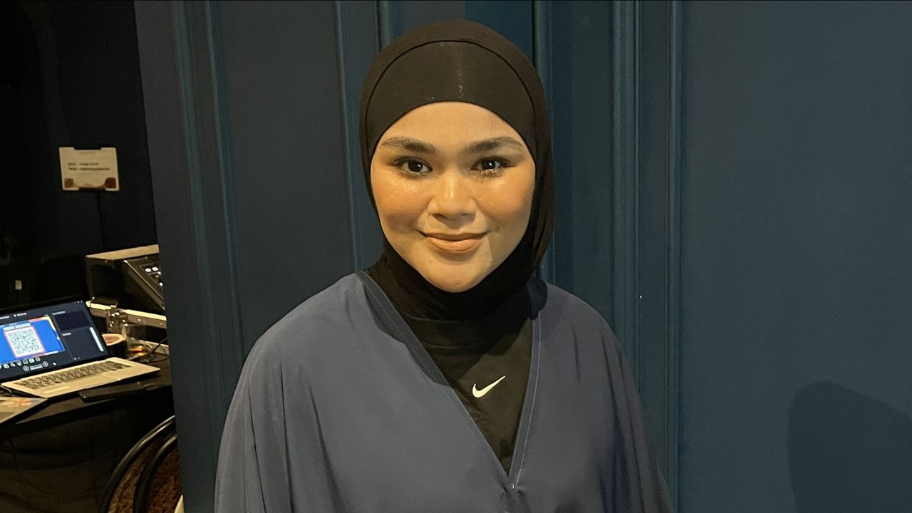 Tampil Stylish di Tengah Kesibukan, Ini Trik Padupadan Hijab ala Sivia Azizah