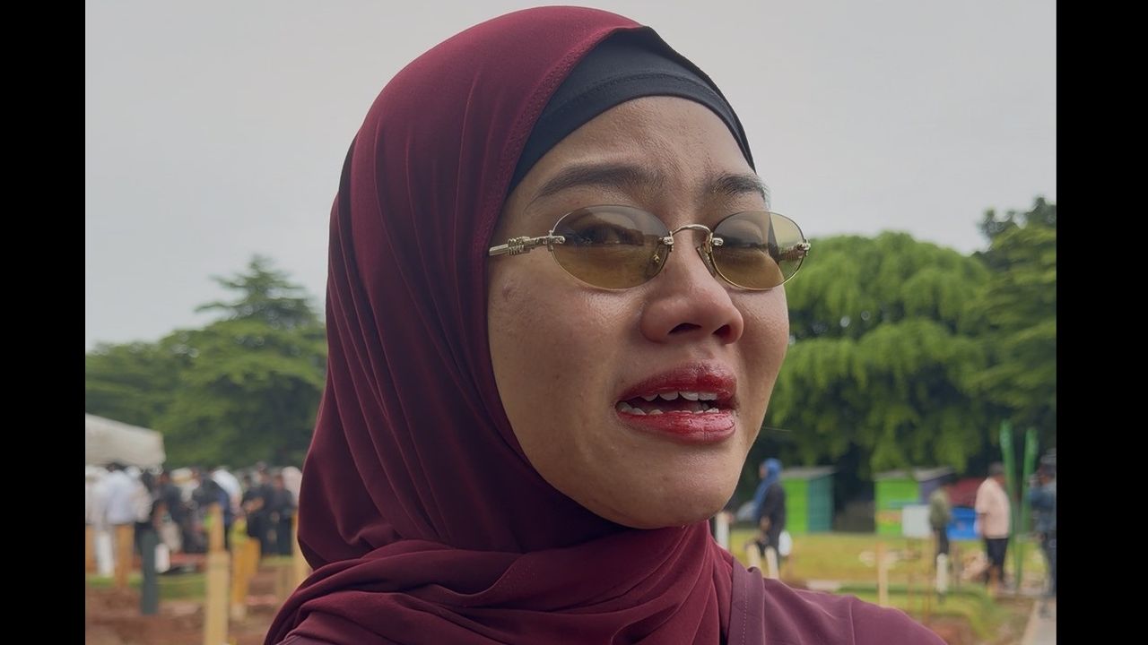 Gagal Tepati Janji Haji Bareng, Yura Yunita Antar Vidi Aldiano ke Liang Lahat