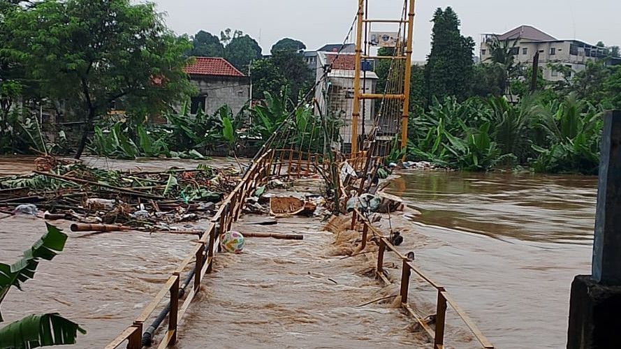 Jembatan Kuning di Pasar Minggu Jaksel Terendam Banjir, Akses ke Condet Terputus