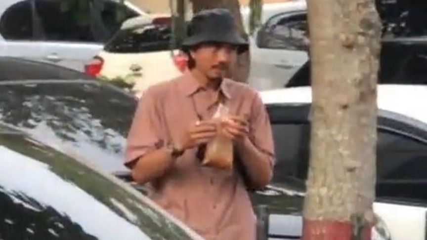 Dikira Tukang Parkir, Viral Video Duta Sheila On 7 'Melenggang' di Pinggir Jalan, Netizen: Low Profile Banget