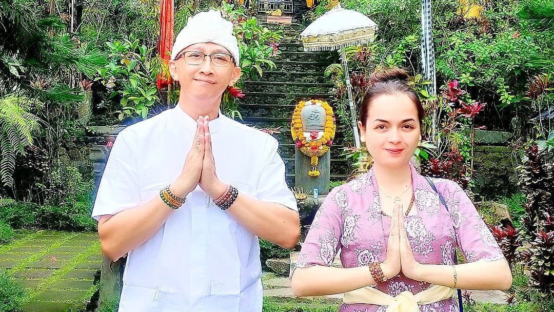 Pamer Foto Bareng Istri di Bali, Abu Janda Sebut Berdoa kepada Dewa, Netizen Singgung Soal Agama: Yakin Lu Masih Muslim?