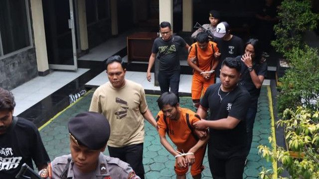 Polisi Tembak Dua Pria yang Diduga Bunuh Sopir Taksi dengan Sadis di Sukabumi