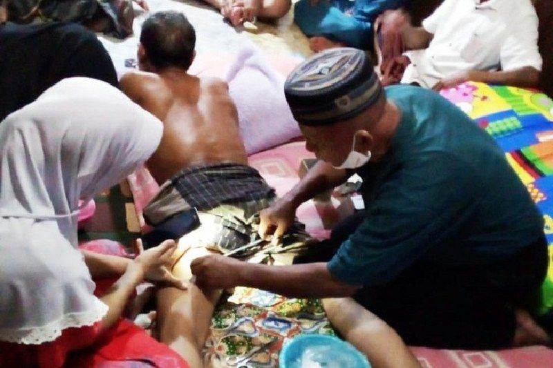 Di Hadapan Buaya, Kakek di Kalimantan Tunjukkan Kalau Dirinya Masih Kuat